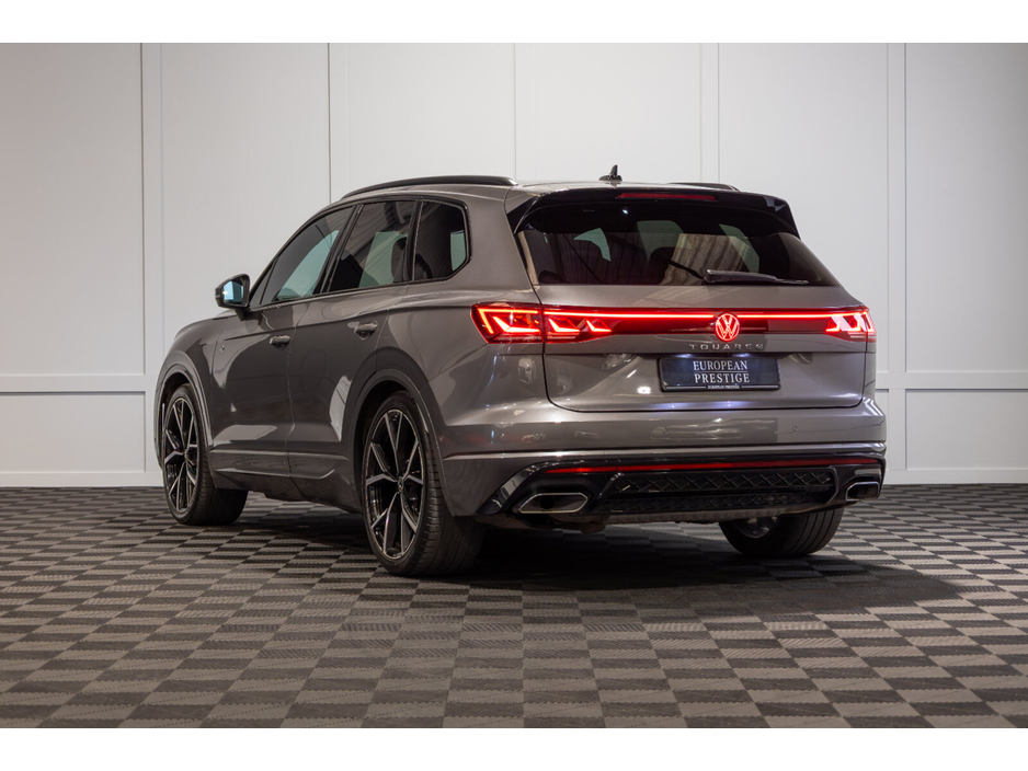 2025 Volkswagen Touareg - image 4