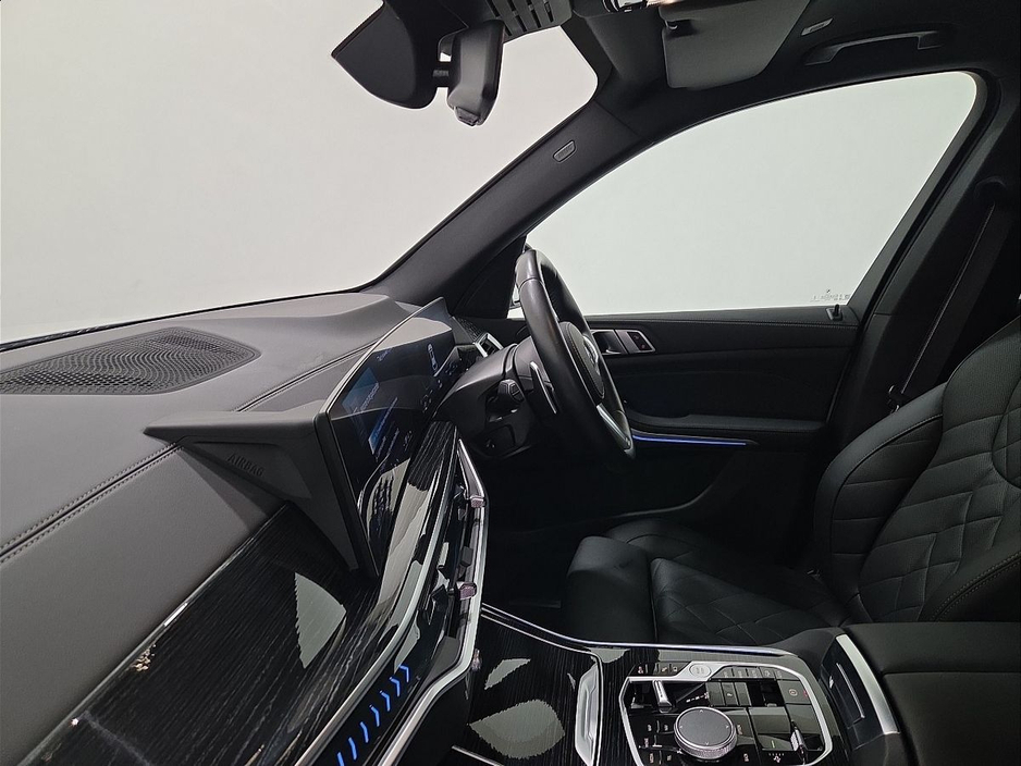 2025 BMW X5 - image 7