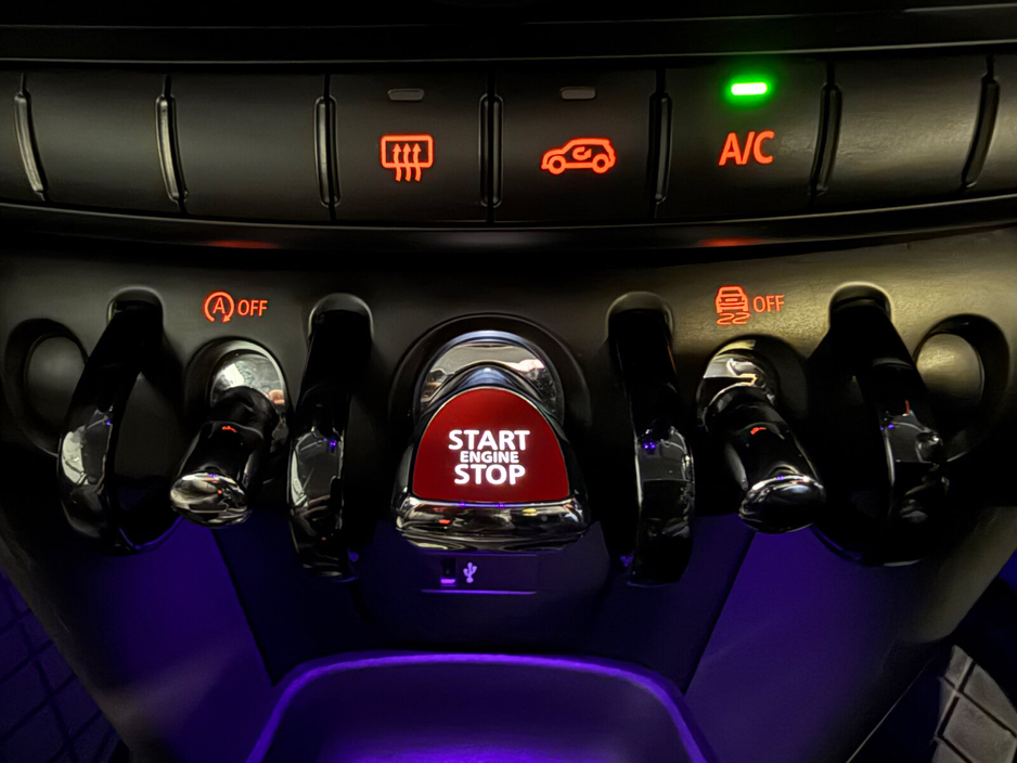 2020 MINI Hatch  €17,900