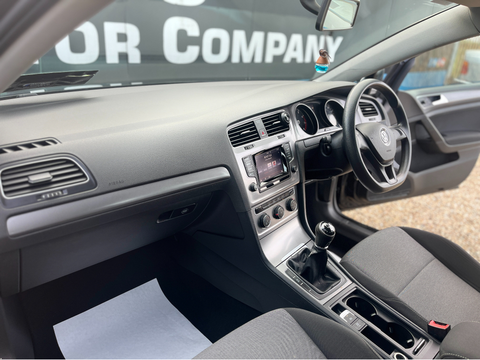 2014 Volkswagen Golf - image 8