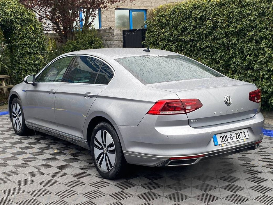 2020 Volkswagen Passat - image 5