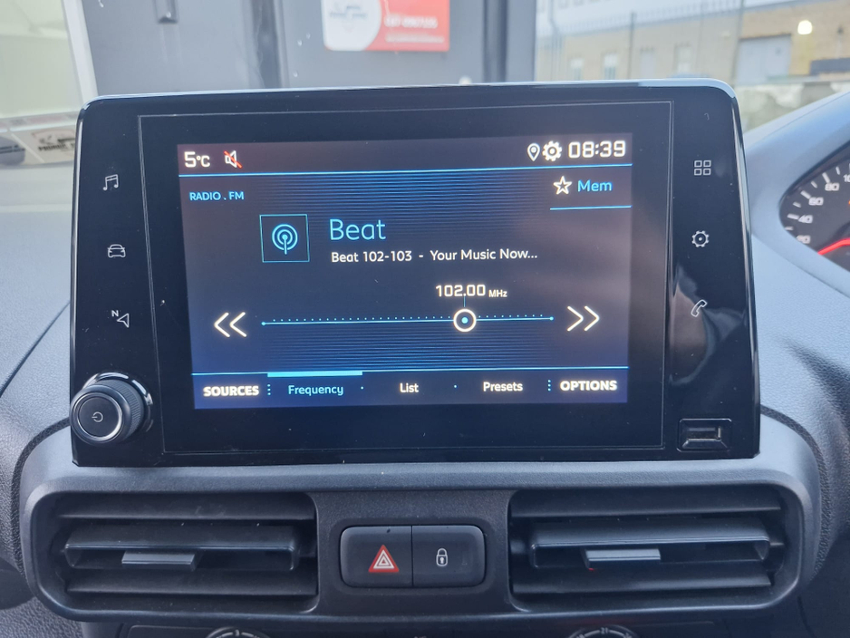 2019 Peugeot Partner - image 14