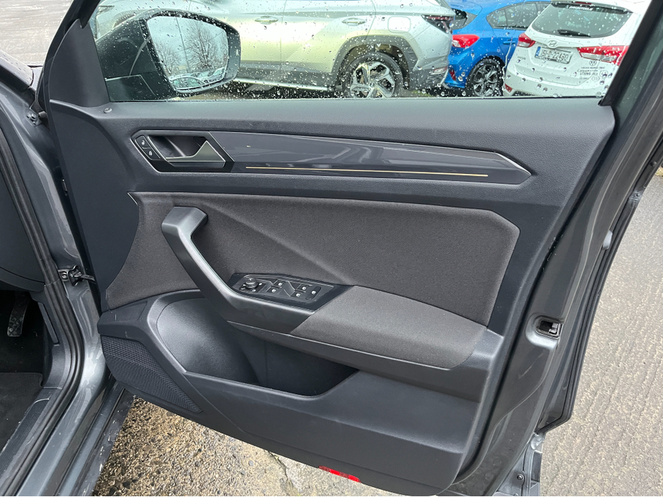 2020 Volkswagen T-Roc SPORT AUTOMATIC 1.5 PETROL //HIGH SPEC//PANORAMIC GLASS ROOF//SAT NAV//KEYLESS ENTRY//