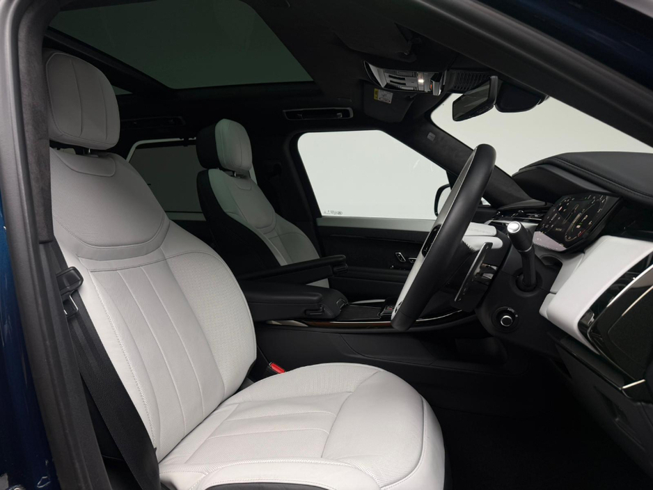 2025 Land Rover Range Rover Sport - image 12