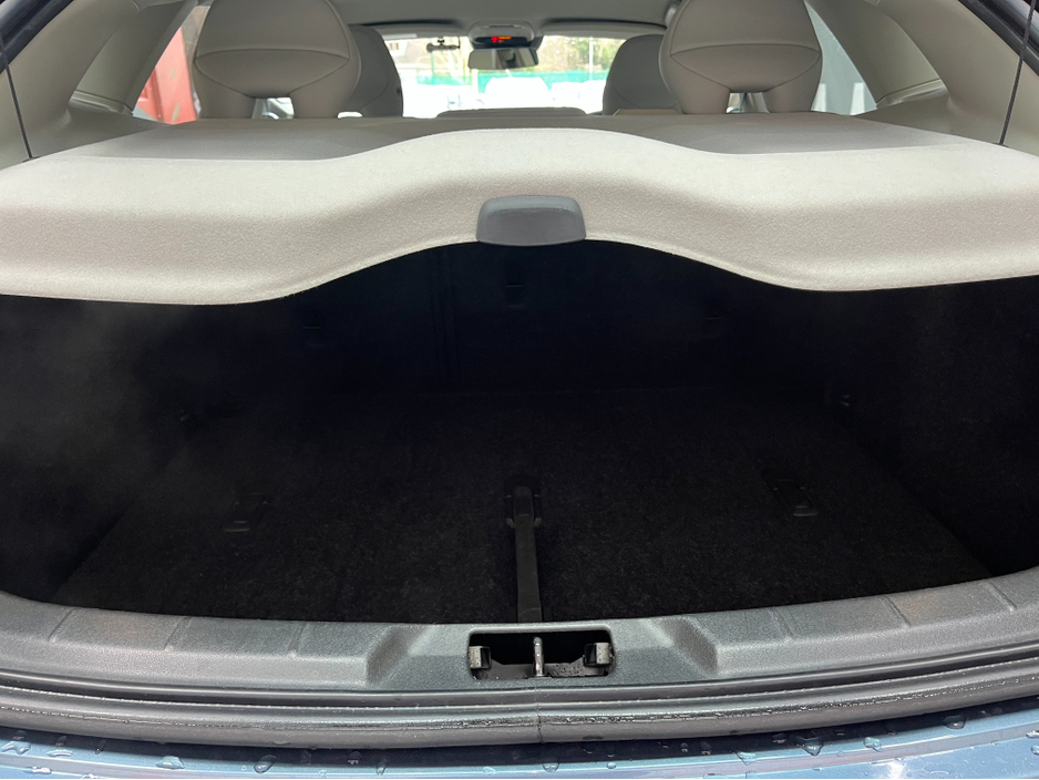 2015 Volvo V40 - image 8