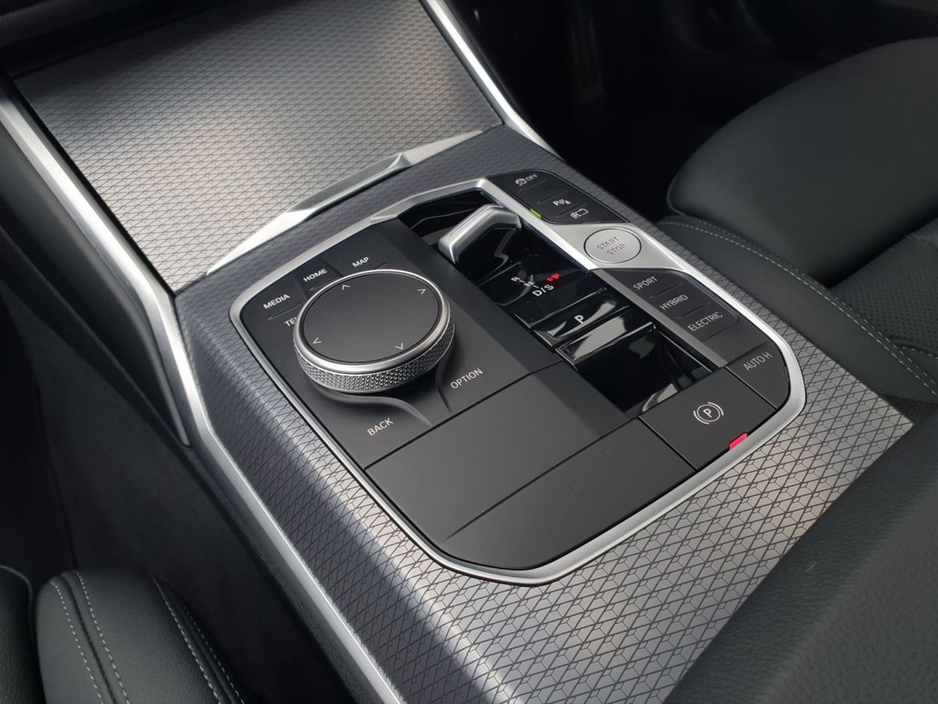 2025 BMW 3 Series - image 10