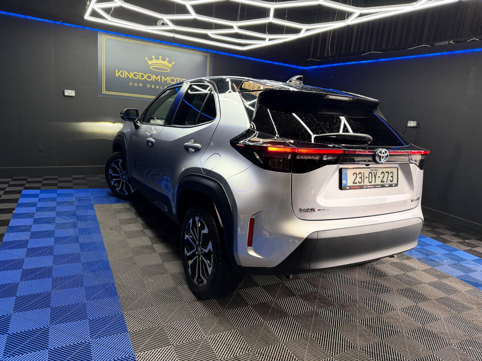 2023 Toyota Yaris Cross - image 11