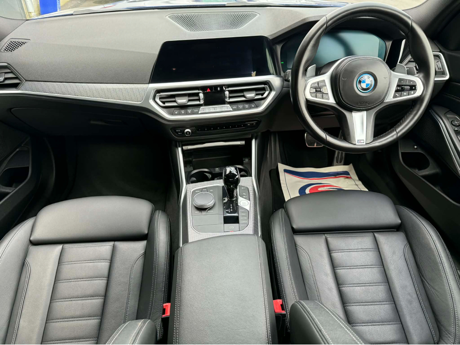 2022 BMW 3 Series - image 10