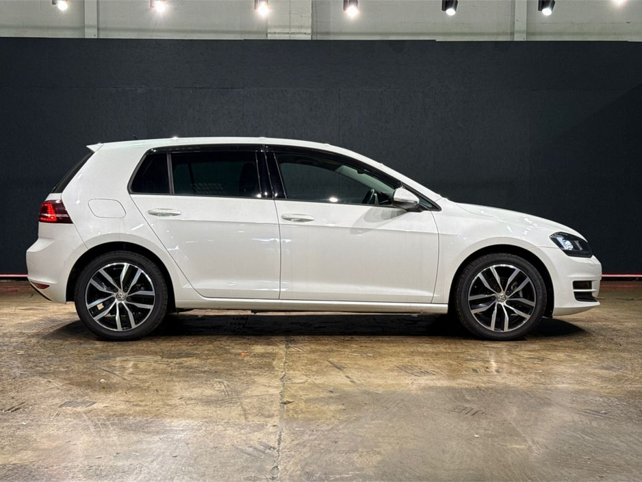 2017 Volkswagen Golf - image 2