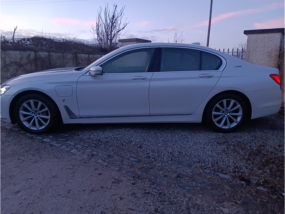2017 BMW 7 Series 2017 BMW 740E iPERFORMANCE 2.0 AUTOMATIC / LOW MILEAGE.SERIVCE HISTORY/CRUISE CONTROL / 360° PARKING CAMERA / ELECTRIC MEMORY, HEATED & MASSAGING SEATS / SUNROOF