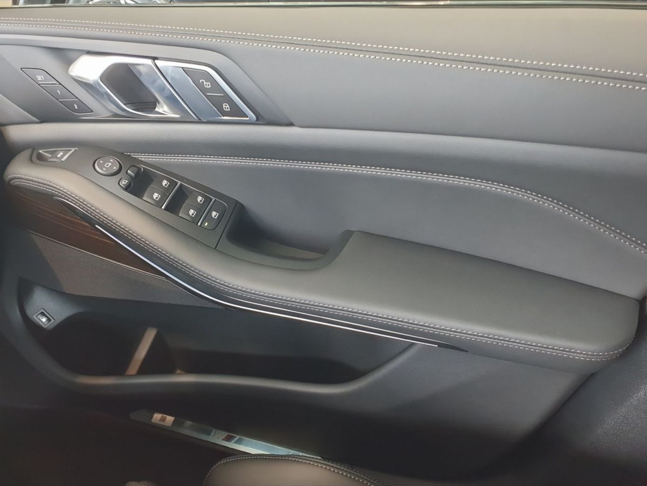 2026 BMW X5 - image 12