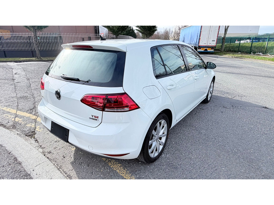 2015 Volkswagen Golf - image 4