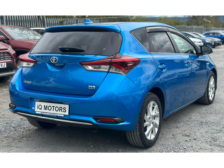 2016 Toyota Auris - image 10