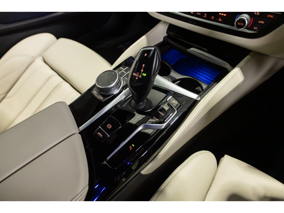 2022 BMW 5 Series - image 17