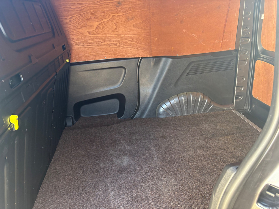 2019 Peugeot Partner - image 16