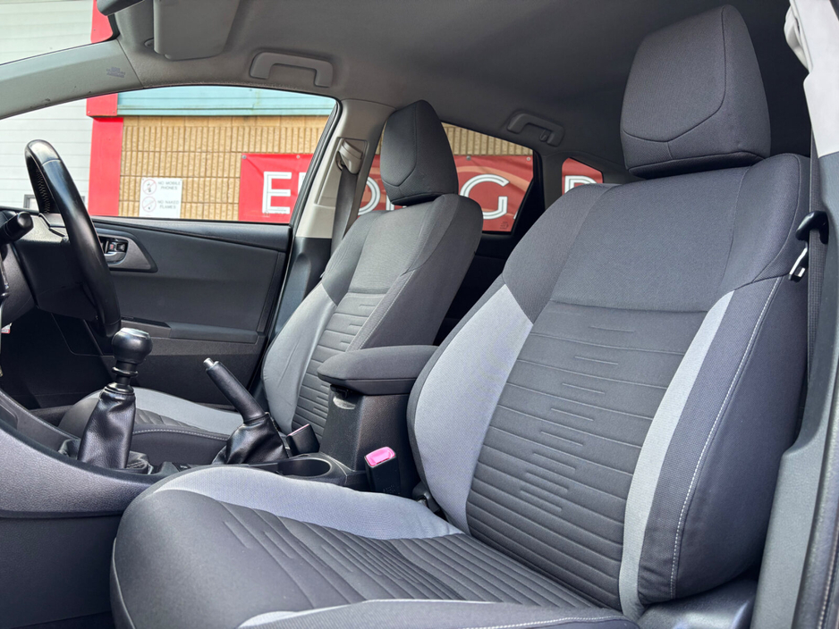 2016 Toyota Auris - image 8