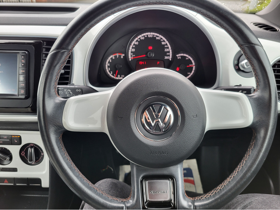 2014 Volkswagen Beetle - image 23
