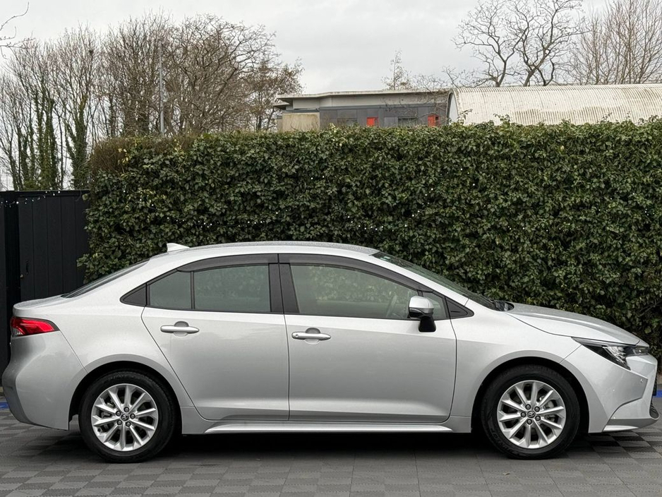2020 Toyota Corolla 1.8 HYBRID // HEATED SEATS // REVERSE CAMERA // ADAPTIVE CRUISE CONTROL €19,900