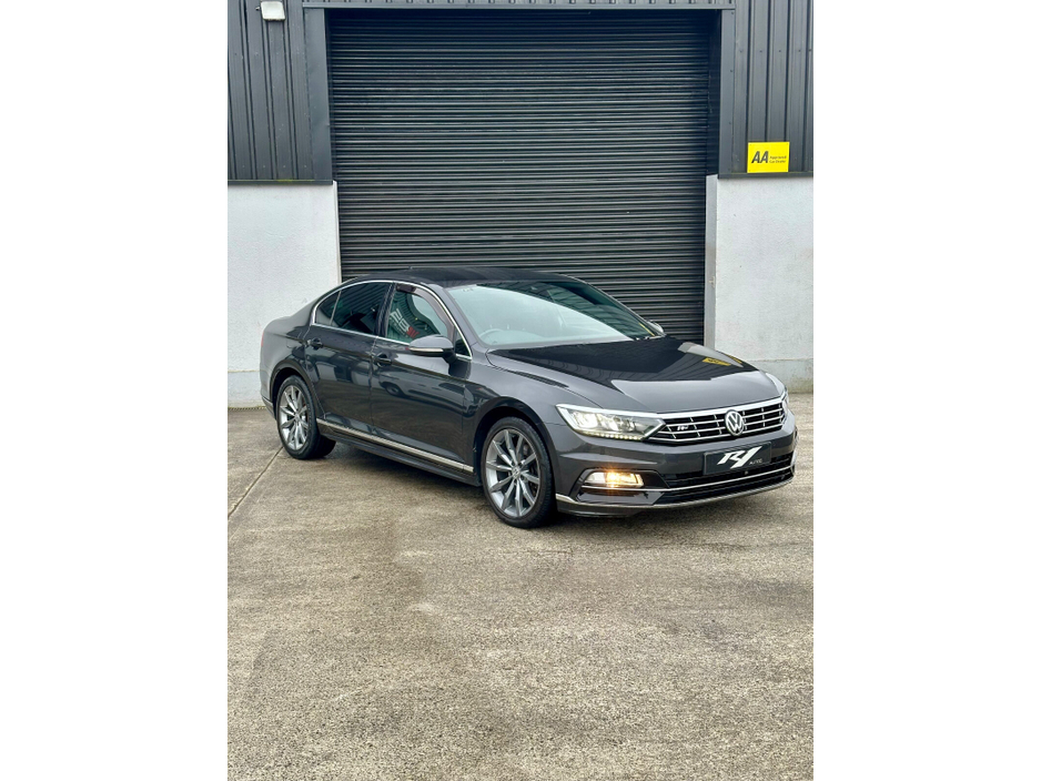 2019 Volkswagen Passat - image 3