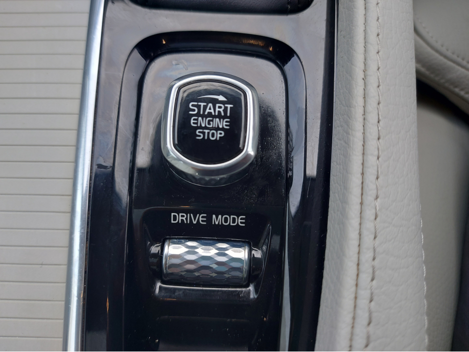 2021 Volvo S90 D4 MOMENTUM AT 4DR AUTO €34,950