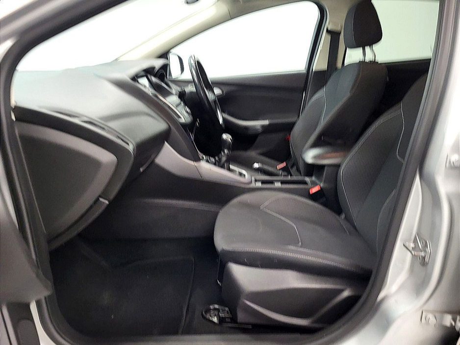 2018 Ford Focus - image 7