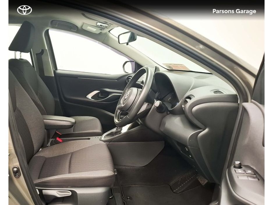 2023 Toyota Yaris - image 10