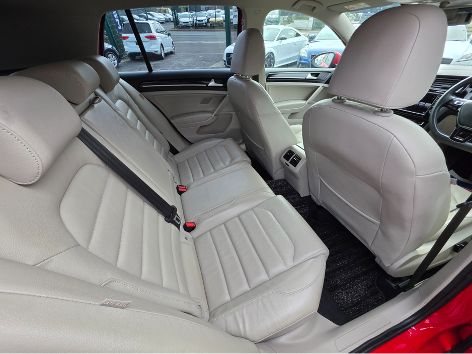 2015 Volkswagen Golf - image 11