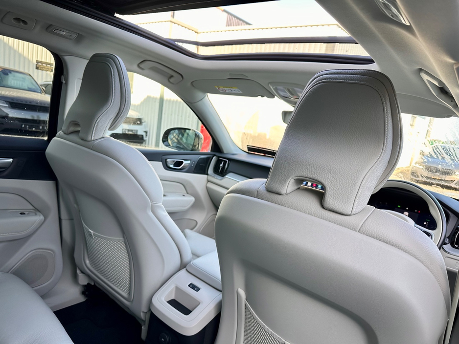 2025 Volvo XC60 - image 12