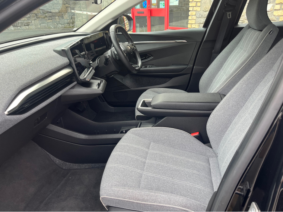 2023 Renault Megane E-Tech - image 11
