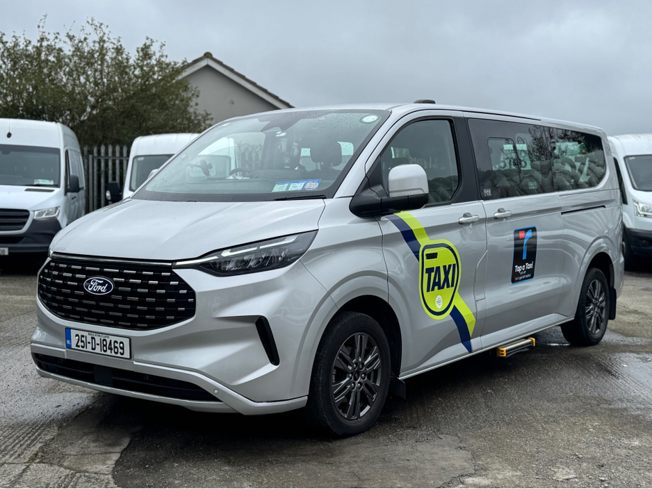 2025 Ford Tourneo Custom - image 2