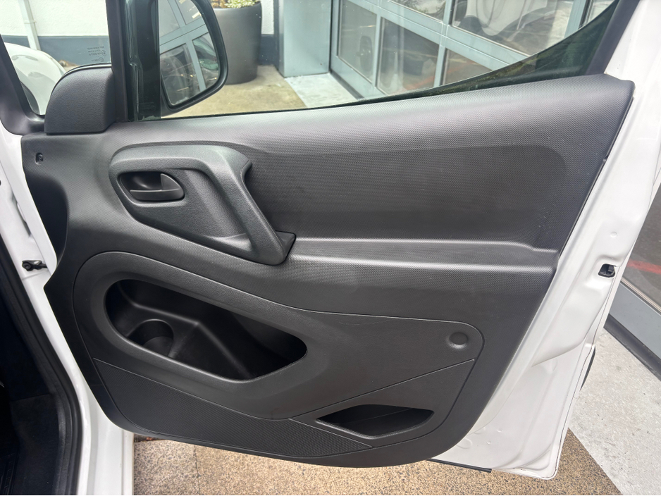 2018 Peugeot Partner - image 9