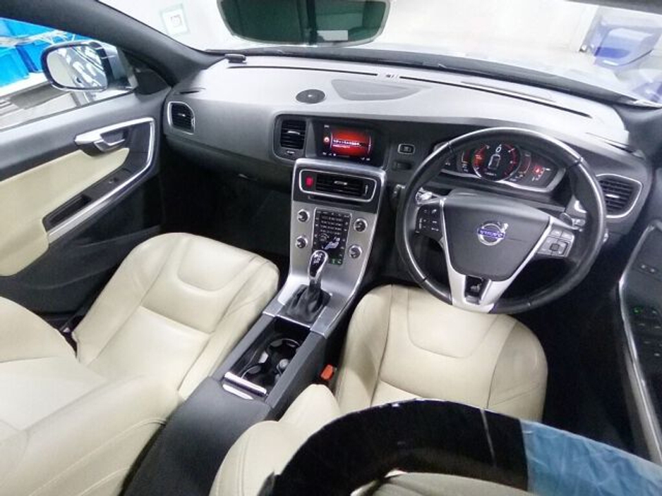 2017 Volvo V60 2.0 D4 DYNAMIC EDITION 190BHP AUTOMATIC **TOP SPEC / ADAPTIVE CRUISE CONTROL / BLIND SPOT ASSIST / BEIGE LEATHER / ELECTRIC & MEMORY FRONT SEATS / HEATED SEATS / REVERSE CAMERA / XENON HEADLIGHTS** €18,900