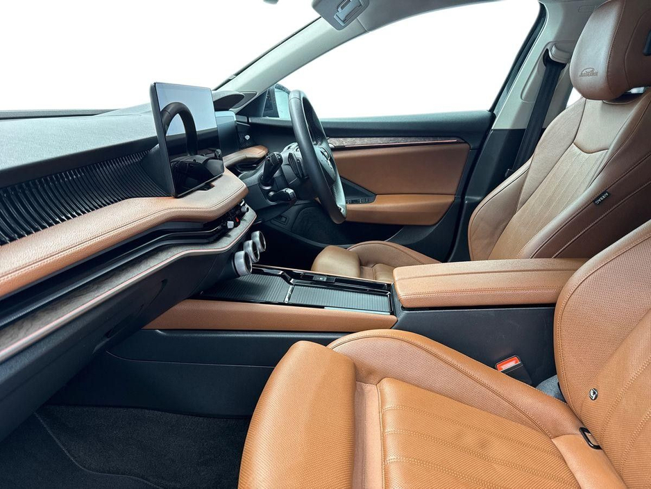 2025 Skoda Superb - image 2