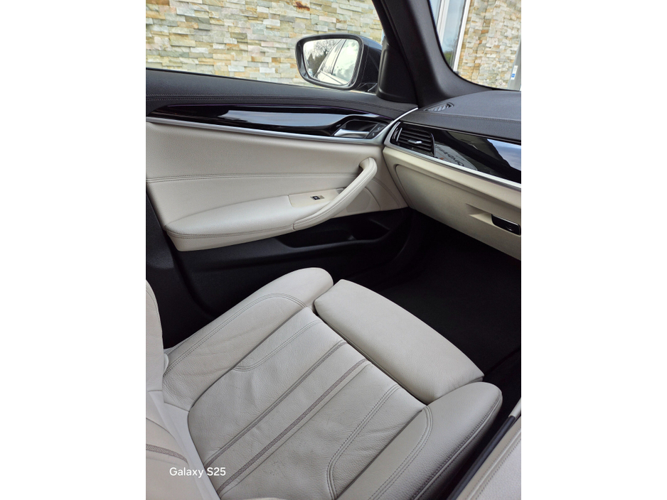 2021 BMW 5 Series - image 9