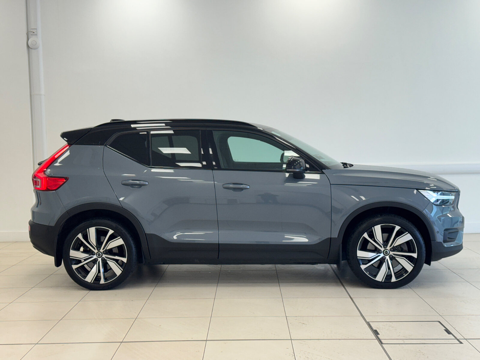2022 Volvo XC40 - image 3