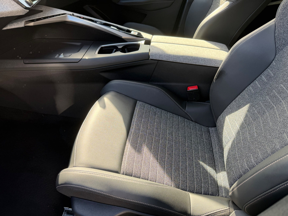 2025 Peugeot 5008 - image 9