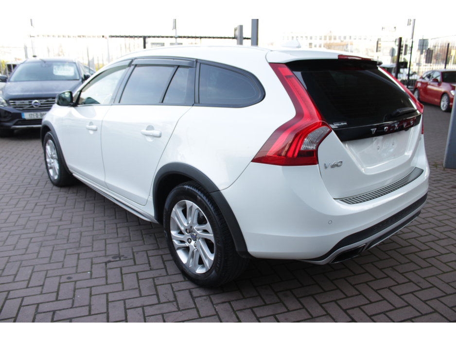 2016 Volvo V60 CROSS COUNTRY - image 6