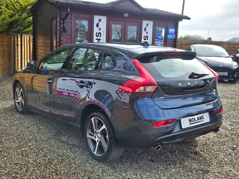 2019 Volvo V40 - image 14