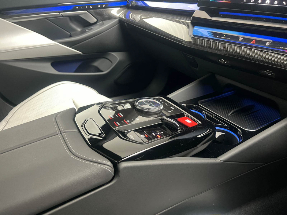 2025 BMW M5 - image 23