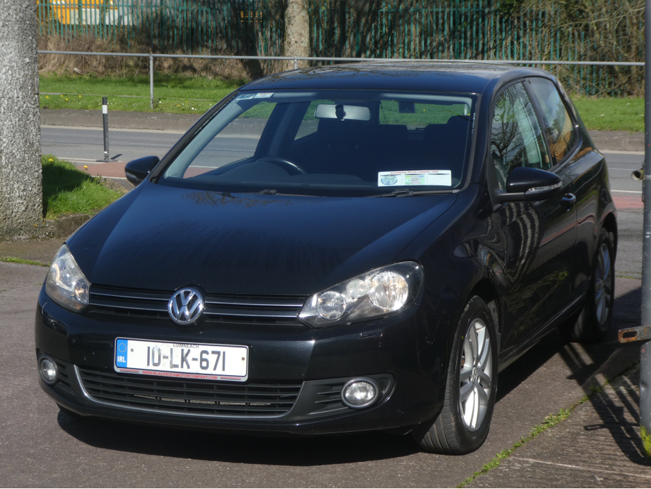 2010 Volkswagen Golf - image 4