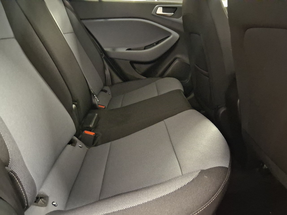 2016 Hyundai i20 - image 8