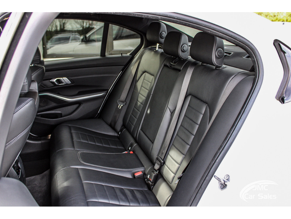 2021 BMW 3 Series - image 26