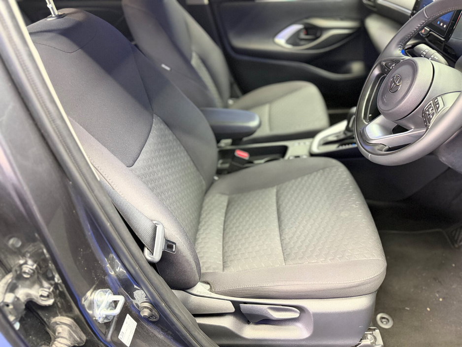 2025 Toyota Yaris Cross - image 17