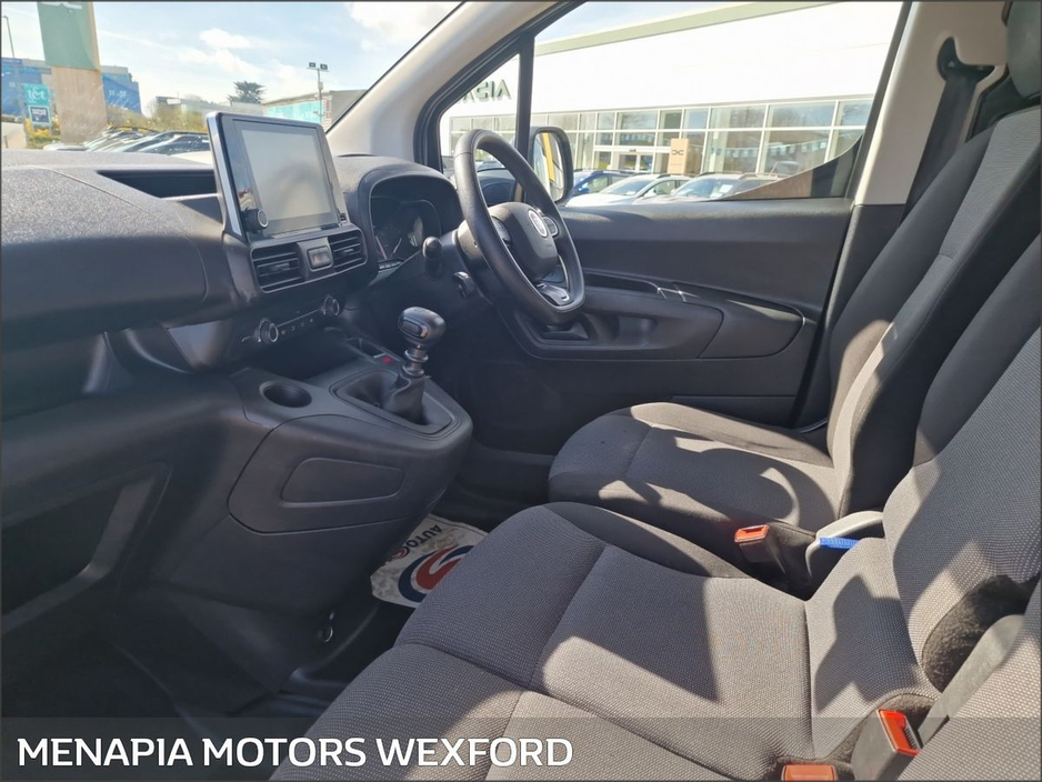 2023 Fiat Doblo - image 5