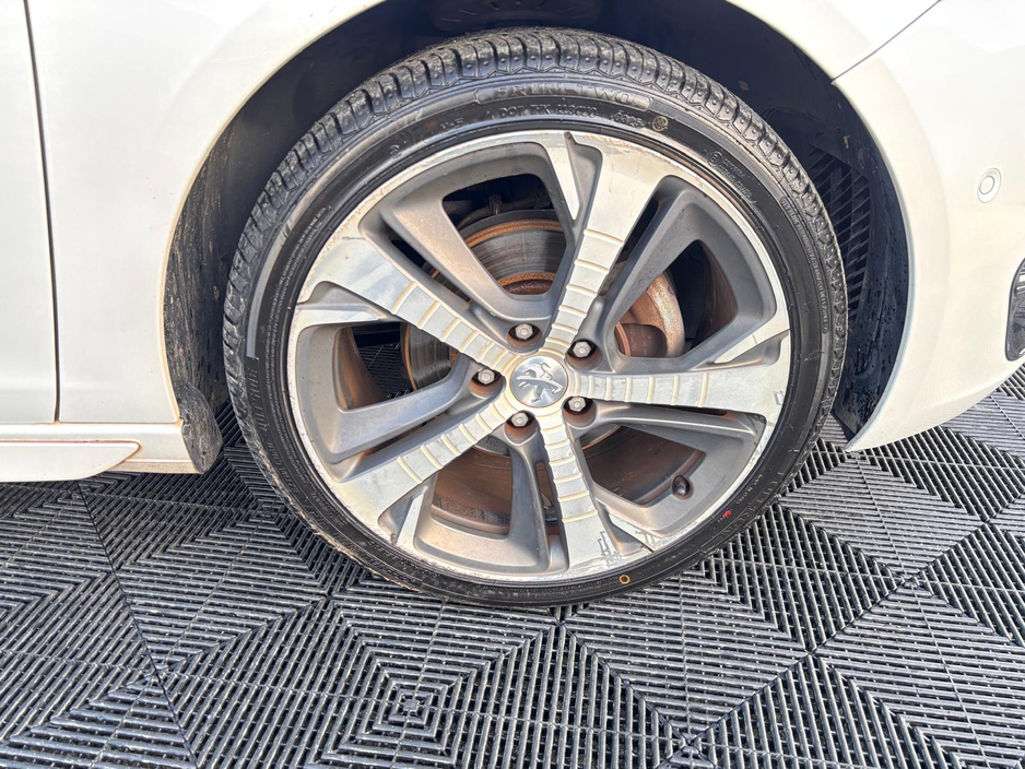 2016 Peugeot 308 - image 3