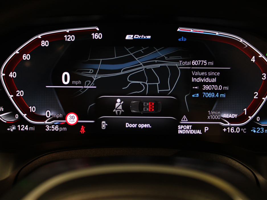 2022 BMW 3 Series - image 24