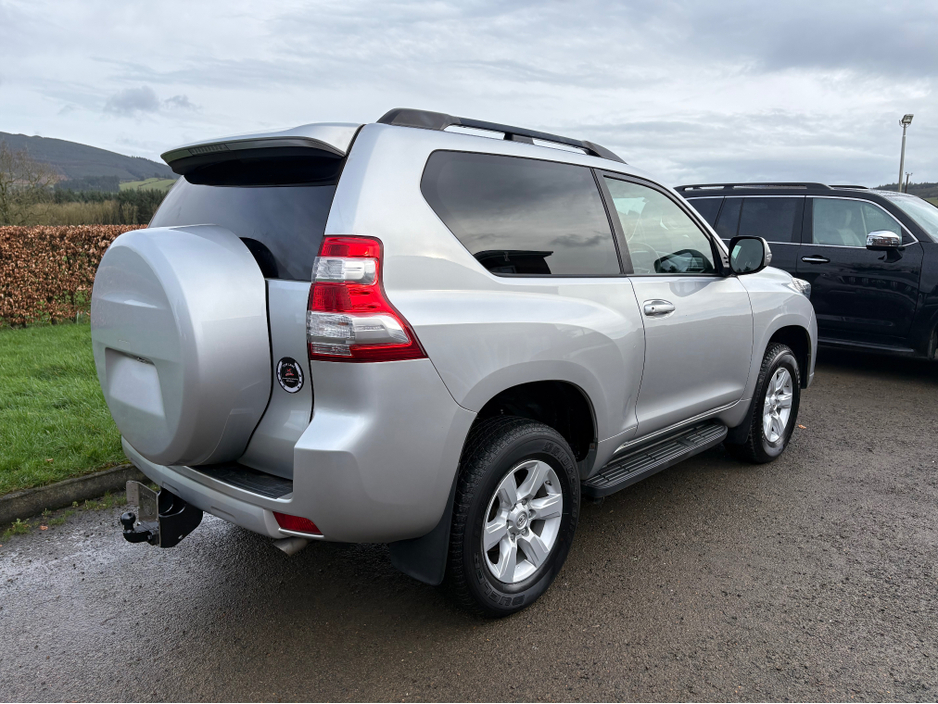 2017 Toyota Landcruiser - image 9
