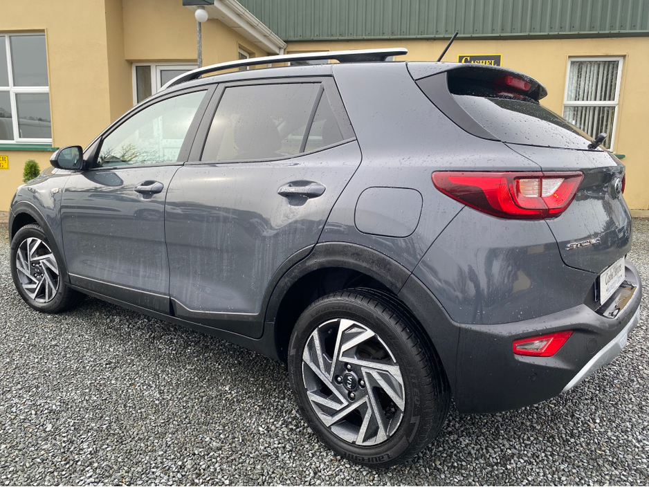 2021 Kia Stonic - image 2