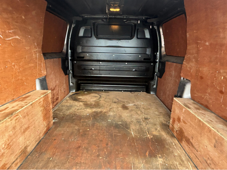 2022 Opel Vivaro - image 6