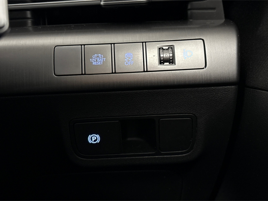 2024 Hyundai Kona ELEGANCE 48KWH**DIGITAL DASH**TOUCH SCREEN MEDIA**APPLE CAR PLAY**DUAL CLIMATE**MULTIFUNCTIONAL STEERING WHEEL**CRUISE CONTROL**HEATED SEATS**HEATED STEERING WHEEL**REVERSE CAMERA**PARKING SENSORS** €31,995